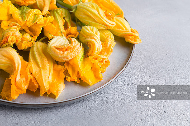 可食用的西葫芦花在一个明亮的背景图片素材