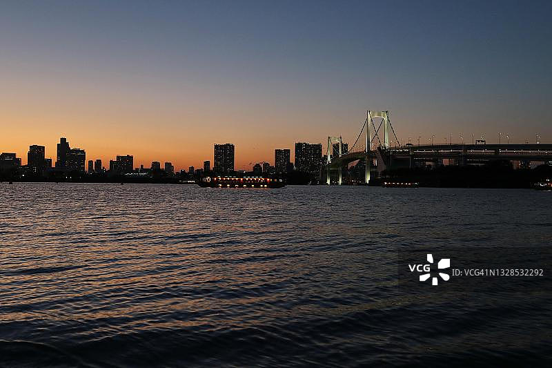 从台场海滩观看东京湾与彩虹桥黄昏，东京，日本图片素材