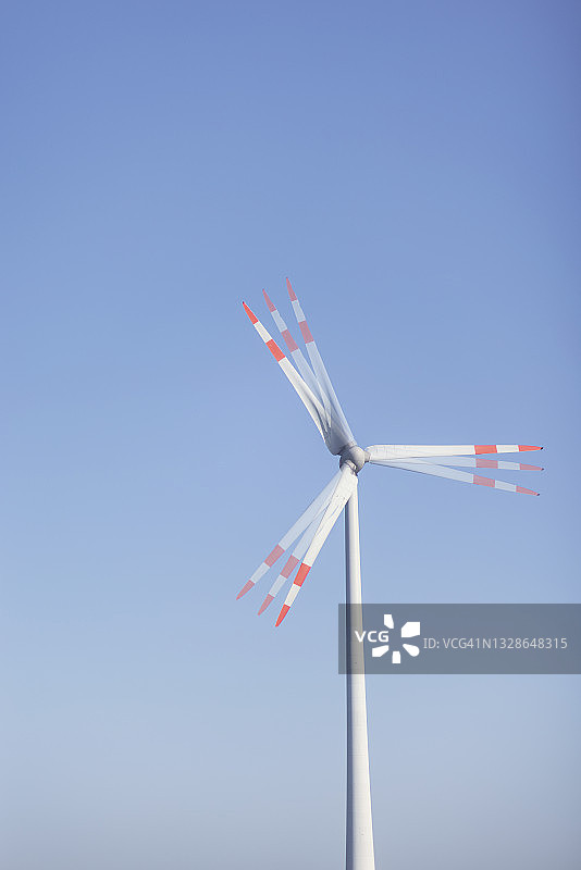 蓝天下的风力涡轮机。图片素材