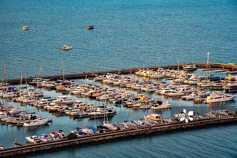 芭堤雅海滩的船港图片素材
