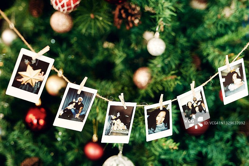 圣诞节期间在家里挂在树上的家庭照片图片素材