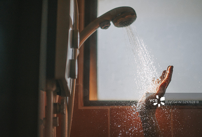 早上开始的一天背光阳光浴室亚洲中国女性洗手与自来水图片素材