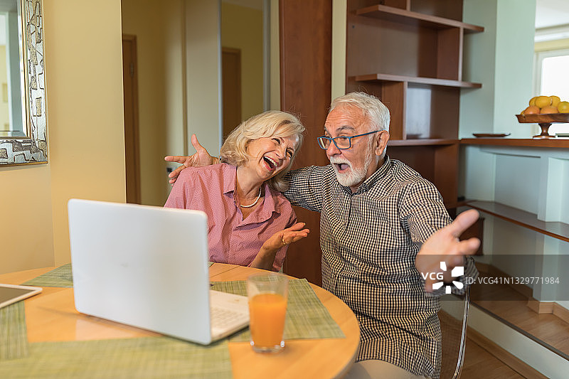 幸福的已婚退休人员在互联网上共度时光，享受友谊。图片素材