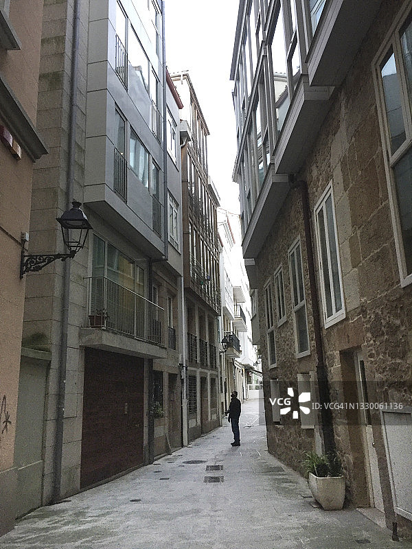 西班牙加利西亚阿科鲁纳老城的一条狭窄街道图片素材