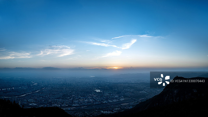 从山顶看城市的日落图片素材
