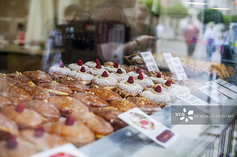 弗罗茨瓦夫一家糕点店橱窗里的糖果。波兰图片素材