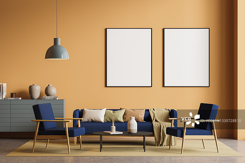 橙色客厅内部有沙发，扶手椅和两张海报图片素材