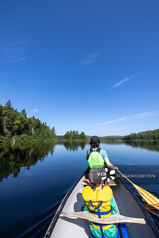 在加拿大魁北克省的萨莫，POV一家人在瓦皮扎贡克湖划独木舟图片素材