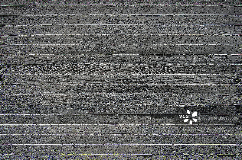 灰色混凝土墙，印有平行的水平线图片素材