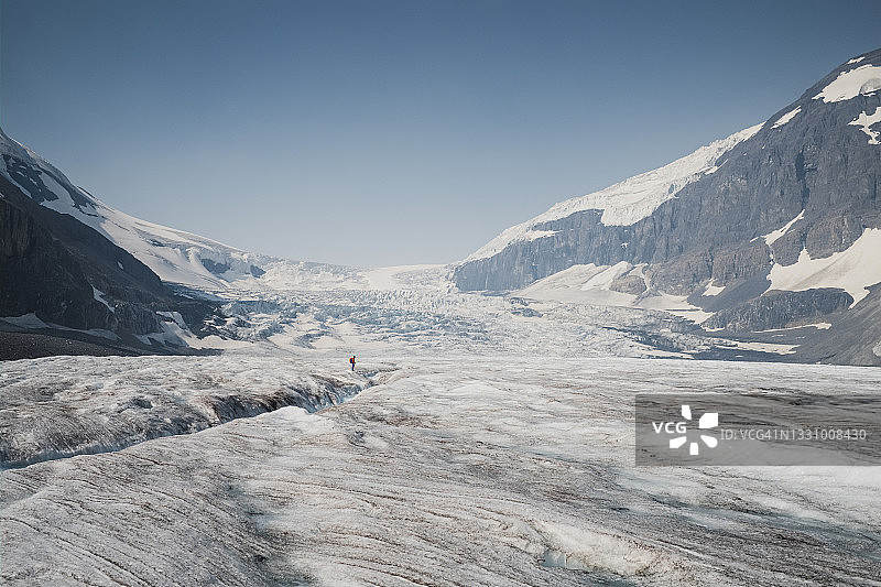 一个孤独的登山者穿过阿尔伯塔省贾斯珀附近的阿萨巴斯卡冰川图片素材