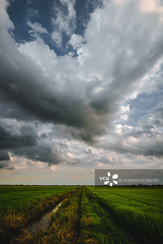 日落时农场上空的风暴云图片素材