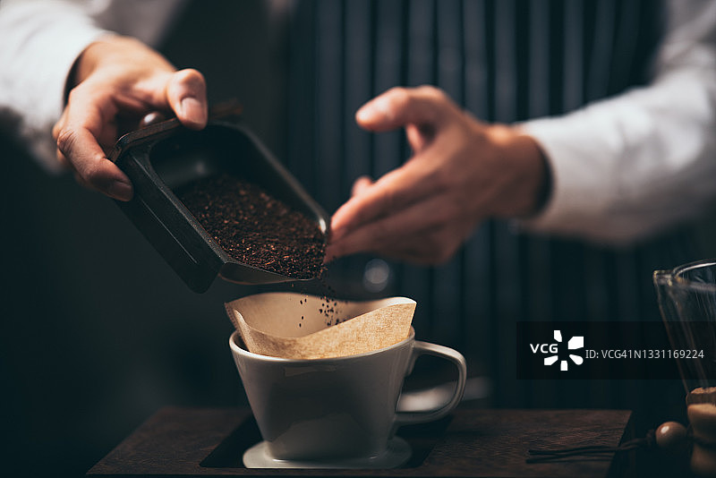 专业的咖啡师在咖啡馆制作咖啡，在早上热喝浓缩咖啡图片素材