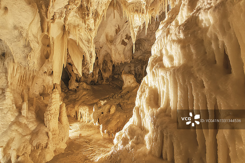 天然洞穴中的钟乳石和石笋图片素材