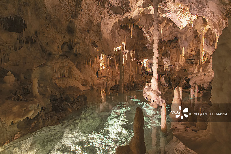 天然洞穴中的钟乳石和石笋图片素材