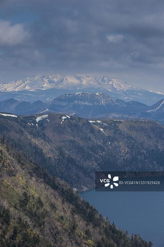 日本北海道阿坎国家公园马寿湖的火山口图片素材