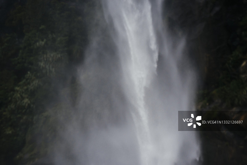 新西兰瀑布从山上倾泻而下图片素材