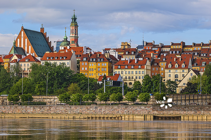波兰，Masovian Voivodeship，华沙，维斯瓦河河岸，以古老的城镇建筑为背景图片素材