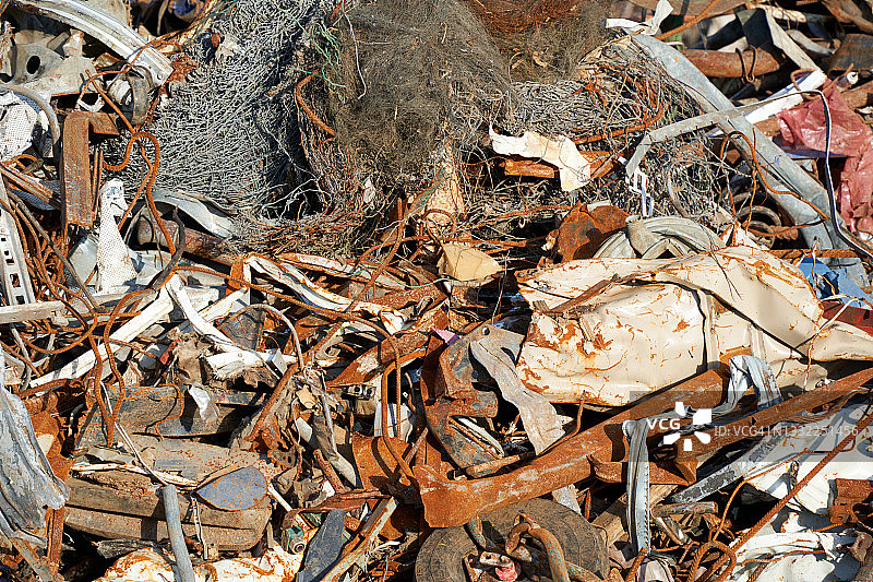 垃圾场里的废金属。模式的背景。图片素材