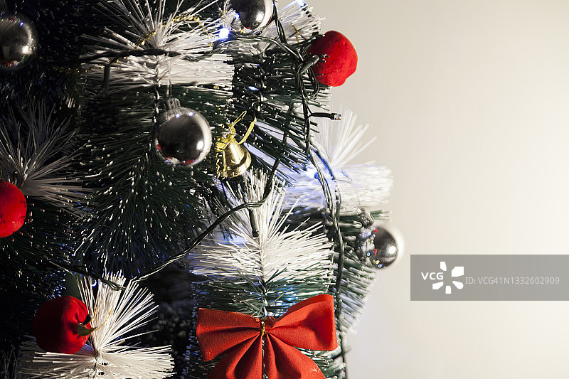 绿色的圣诞树上有红色、金色和银色的装饰。图片素材