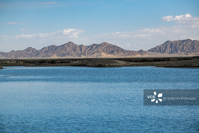 戈壁沙漠中的湖泊图片素材
