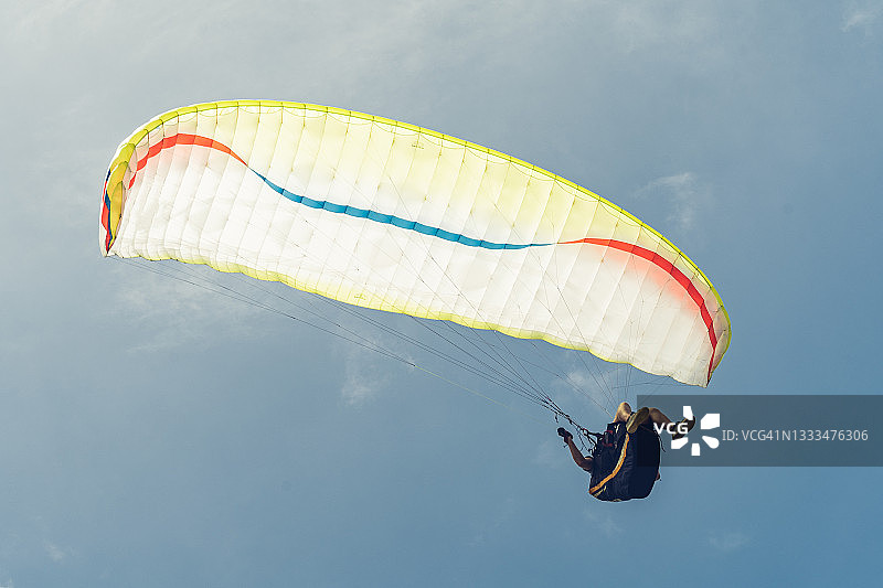 外国人滑翔伞在海洋和山脉在风车观点。普吉岛,泰国图片素材