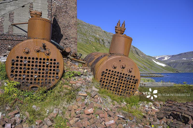 冰岛维斯特菲尔迪尔霍恩斯特兰迪尔捕鲸站废墟中的金属锅炉图片素材