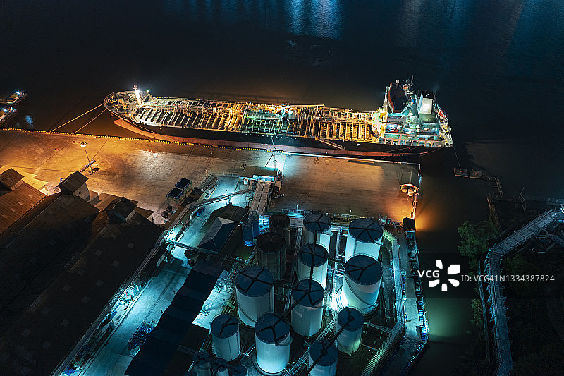 鸟瞰图油轮在装卸码头装卸海上运输的石油。图片素材