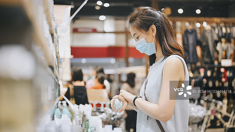 新规范亚洲大学中国台湾女大学生选择化妆品，化妆品测试在她的手中图片素材