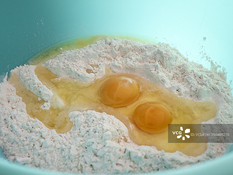 装面粉和鸡蛋的容器，用传统方法制作面团。图片素材