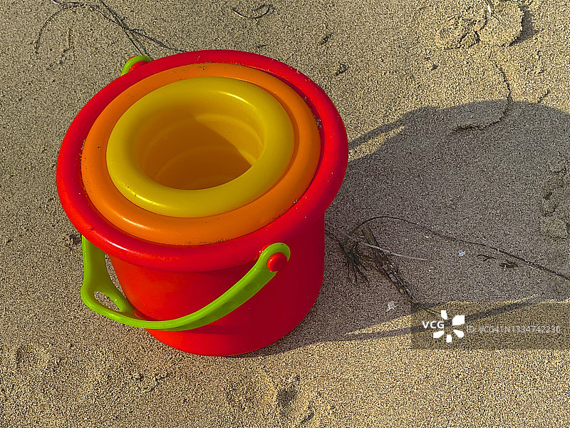 筑巢海滩桶，贾拉马海滩，圣巴巴拉县图片素材