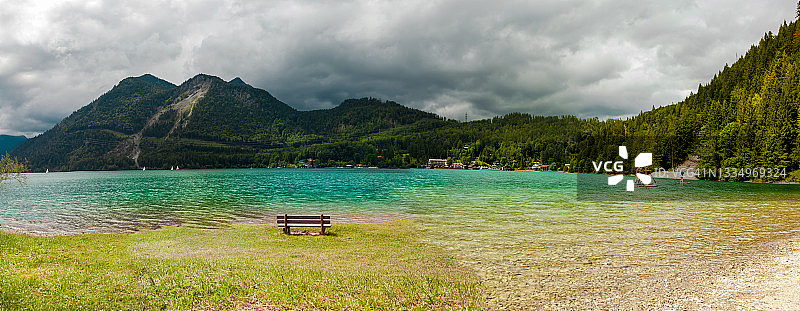 田园景观风景。德国上巴伐利亚州瓦尔琴湖美丽的巴伐利亚全景。背景中的赫尔佐格山峰。图片素材
