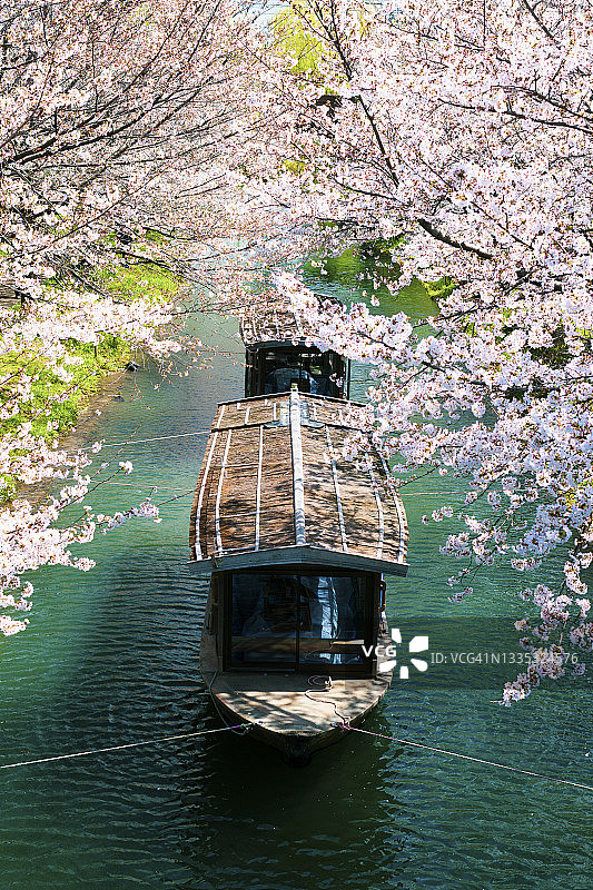 京都市宇治运河上的船只图片素材