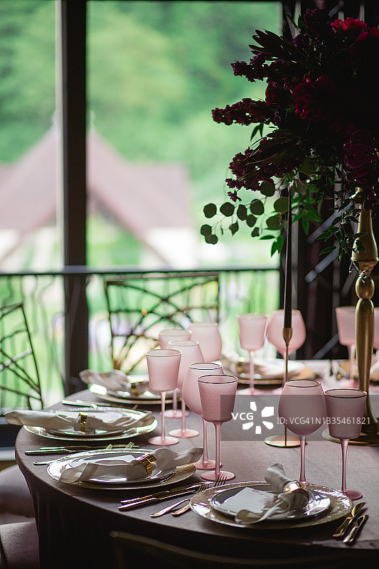 浪漫的节日餐桌与时尚的哑光酒杯图片素材