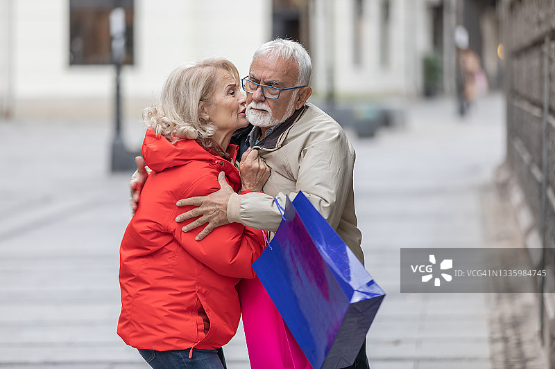 一对老夫妇在城市街道上散步时出现了关系问题。图片素材
