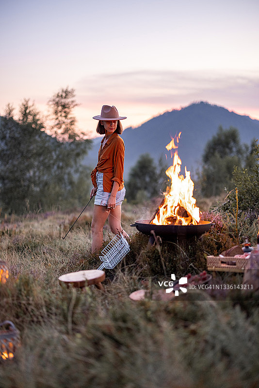 在山上用篝火野餐的女人图片素材