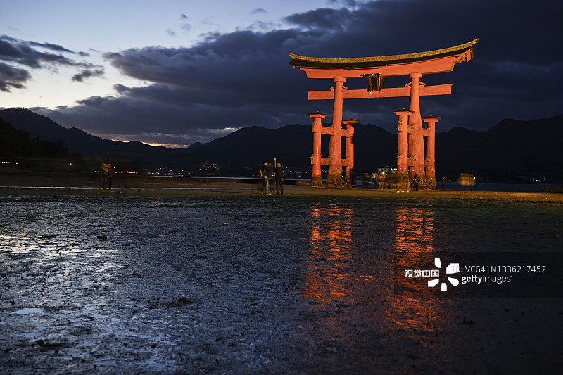 漂浮的鸟居门与黄昏的天空在日本宫岛。图片素材