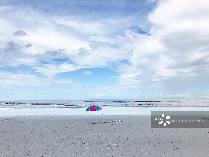 空海滩上的粉色和蓝色雨伞图片素材