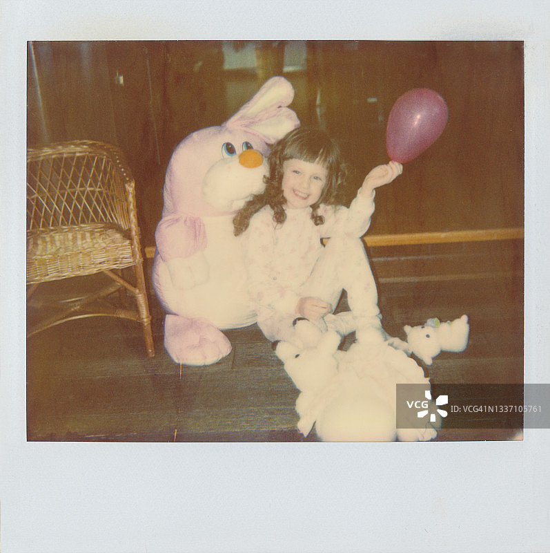 20世纪80年代的小女孩被毛绒玩具，毛绒动物包围着图片素材