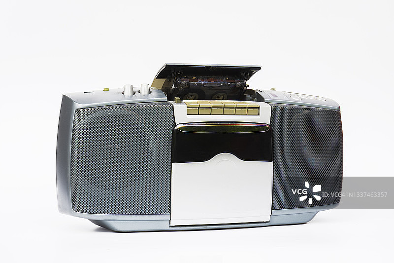 老式收音机和卡式录音机。图片素材