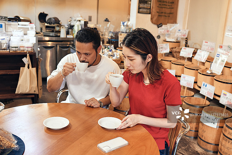 年轻夫妇在咖啡馆喝咖啡图片素材