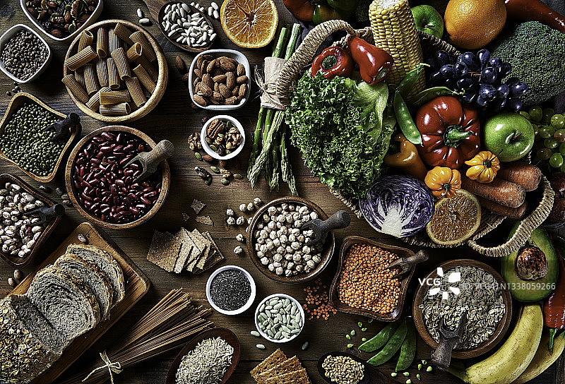 在质朴的木桌上膳食纤维新鲜素食和豆类的顶部视图。健康食品的主题。图片素材