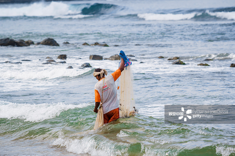 2021年6月12日。印度尼西亚松巴哇。当地渔民在西松巴瓦和海洋图片素材