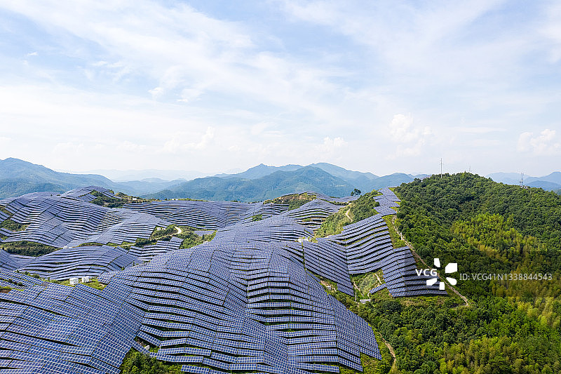 山顶的太阳能发电厂图片素材