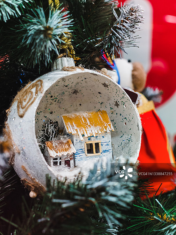 球里面有两个房子——圣诞树上的装饰图片素材