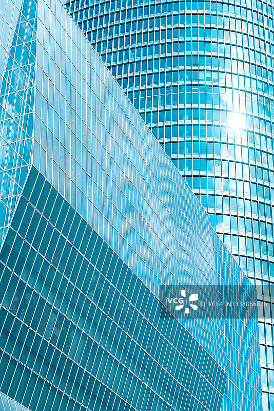 下侧面全景和透视视图以钢蓝色玻璃高层建筑摩天大楼，商业理念成功的工业建筑图片素材