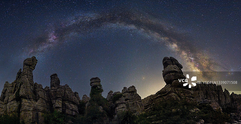 一个夏夜，银河在“安特奎拉的Torcal”上空形成拱形图片素材