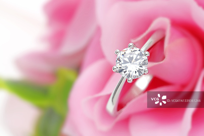 钻石戒指里面粉红色的玫瑰图片素材