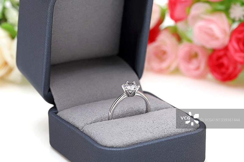 精美的钻石戒指在盒子里图片素材