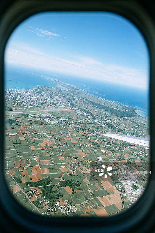 从飞机窗口看到的岛屿，日本冲绳宫古岛图片素材