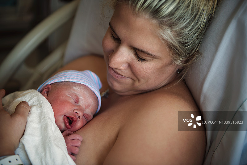 新生儿住院的微笑母亲图片素材